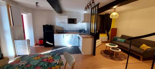 une pièce avec une cuisine et un salon dans l'établissement Gîte L'hélice, à Douvres