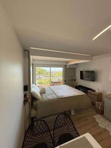 un dormitorio con una cama grande y una ventana en L'Original, en Hyères