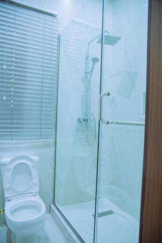 Un baño de Cozy 4BDR Home with Snooker, 15mins from Airport