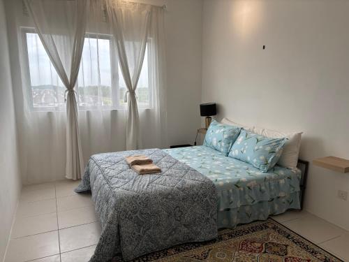 Postel nebo postele na pokoji v ubytování Homestay Bayu, Kita Impian
