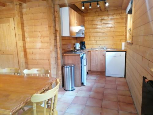 Η κουζίνα ή μικρή κουζίνα στο Chalet du Bief , Morillon 4-6 pers