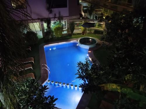 an overhead view of a swimming pool at night at Hotel Cuellar in Tula de Allende