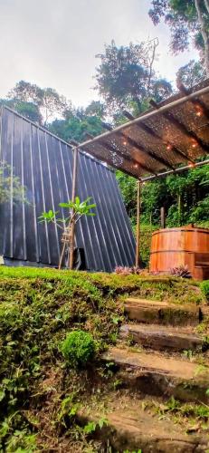 Κήπος έξω από το Chalé Suiço Blue Lemon ECO Paraty RJ, vista para o mar