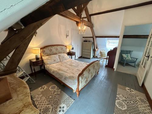 une chambre avec un grand lit dans un grenier dans l'établissement Petit Parfait 3 bedroomed house, à Buais