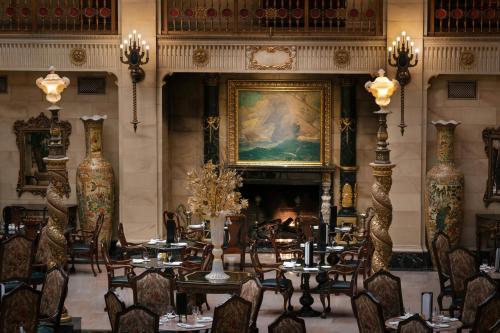Posezení v ubytování The Louie, A Davenport Hotel, Autograph Collection