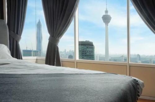 En eller flere senge i et værelse på Sky Suite By Leisure KLCC
