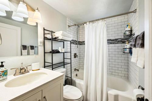 een badkamer met een wastafel, een toilet en een bad bij Hudson Ave Loft in Sturgeon Bay