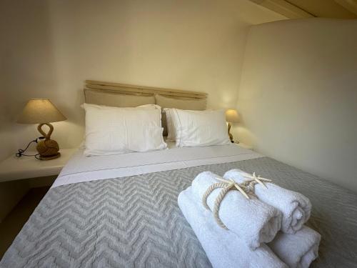 a bedroom with a bed with towels on it at Divers House in Agrari