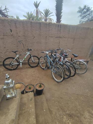 two bikes are parked next to a wall at Guest House Abde Rrahim Baallal in Skoura