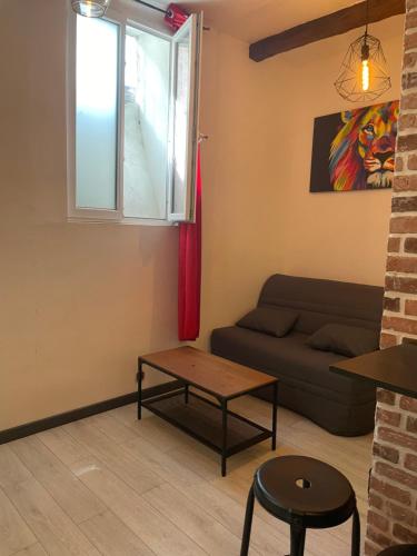 un salon avec un canapé et une table dans l'établissement Superbe studio au pied de notre dame de la garde, à Marseille