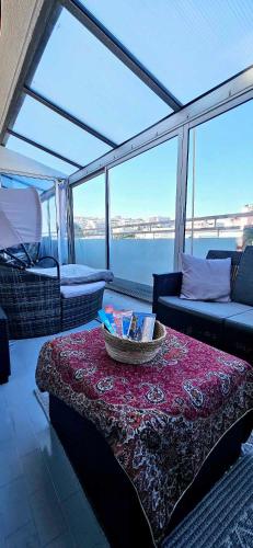 une chambre avec une table et un canapé sur un bateau dans l'établissement Top Floor with Sea View, Clim and Veranda, à Nice