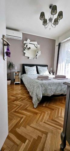 une chambre avec un lit et un parquet dans l'établissement Top Floor with Sea View, Clim and Veranda, à Nice