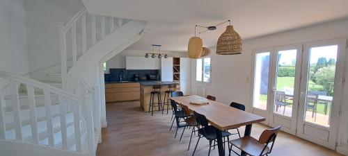une cuisine et une salle à manger avec une table et des chaises dans l'établissement Renovated house 3 bedrooms, sleeps 9, au Palais