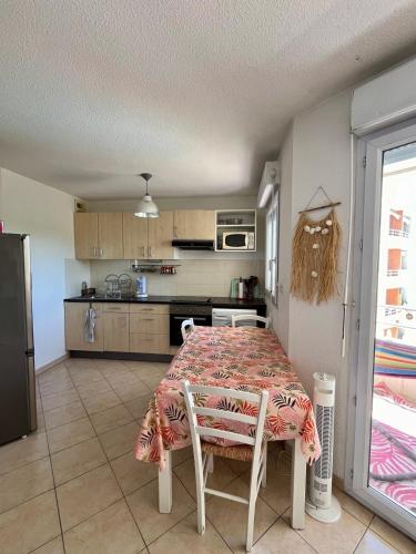 une cuisine avec une table et des chaises dans une pièce dans l'établissement Chez Mya, à Montpellier