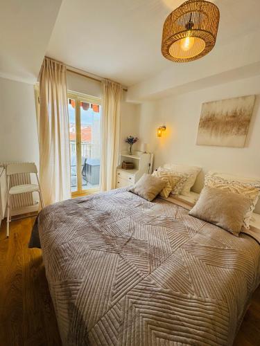 une chambre avec un grand lit et une fenêtre dans l'établissement Residence Butterfly, à Nice