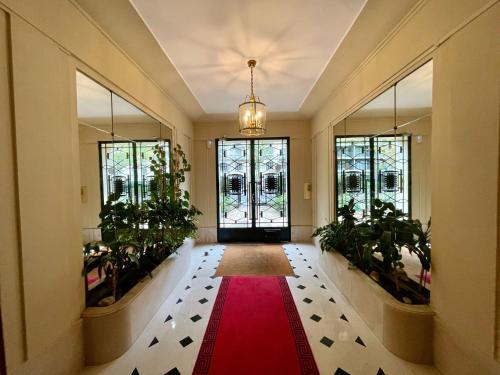 un pasillo con plantas y alfombra roja en Studio Auteuil Suchet Paris, en París
