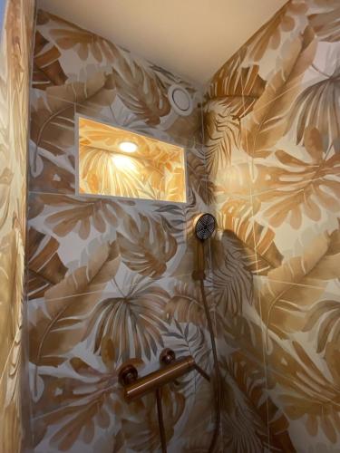 une pièce avec un plafond avec une fresque de feuilles dans l'établissement Le Zen studio rénové, à Balaruc-les-Bains