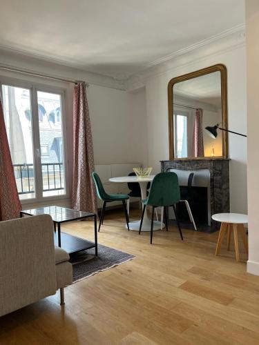 - un salon avec un miroir, une table et des chaises dans l'établissement Beautiful Flat Paris Monceau Champs Élysée, à Paris