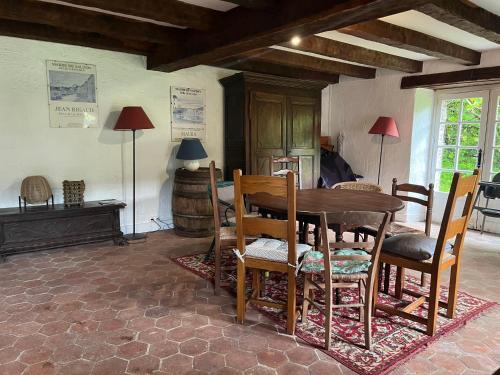 ル・パレにあるMaison à Belle Ile en merの木製のテーブルと椅子のあるダイニングルーム