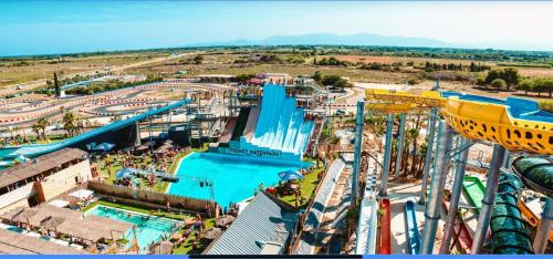 une vue aérienne sur un parc d'attractions doté d'une piste de roller dans l'établissement Pierre's House, à Torreilles