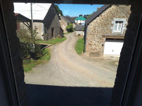- une vue sur une route depuis une fenêtre dans l'établissement Au Lutin Pommé - Maison de vacances Bretagne, à Mellé