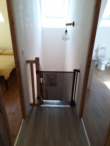 un couloir avec une table dans une pièce avec des toilettes dans l'établissement Au Lutin Pommé - Maison de vacances Bretagne, à Mellé