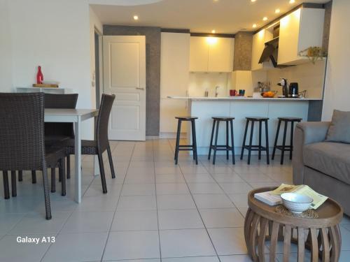 un salon et une cuisine avec un canapé et une table dans l'établissement Cannes Centre-Ville, Clim, WiFi 2-4P, à Cannes