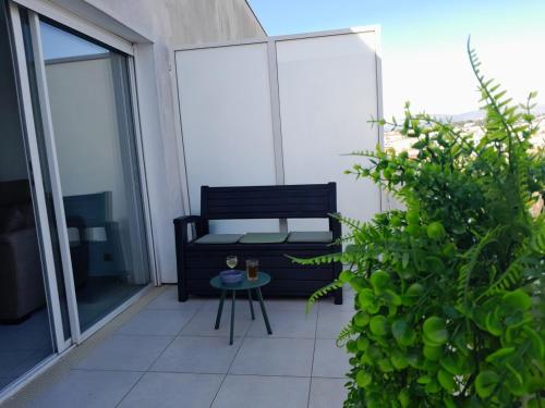 - un balcon avec un banc et une table dans un bâtiment dans l'établissement Cannes Centre-Ville, Clim, WiFi 2-4P, à Cannes