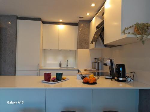 - une cuisine avec un comptoir et des fruits dans l'établissement Cannes Centre-Ville, Clim, WiFi 2-4P, à Cannes