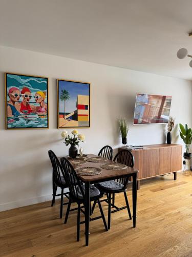 une salle à manger avec une table et des chaises dans l'établissement Residence Butterfly, à Nice
