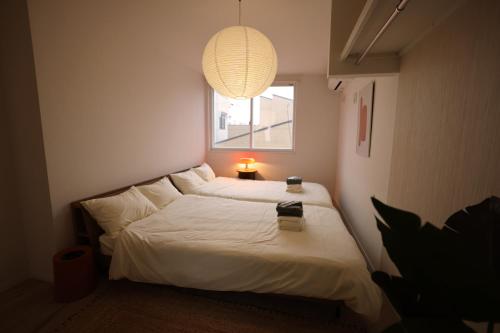 Postel nebo postele na pokoji v ubytování Urban House Koenji