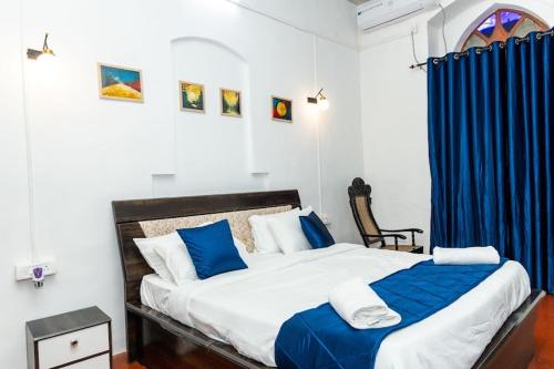 Ένα ή περισσότερα κρεβάτια σε δωμάτιο στο 4 Bhk portuguese villa with pool
