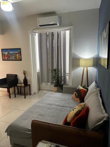 Un ou plusieurs lits dans un hébergement de l'établissement charmoso apartamento na quadra da praia