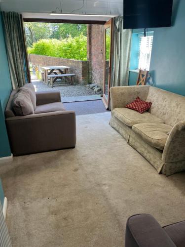 Ruang duduk di The Wing at Brook Hall nr York & Leeds - FREE hot tub