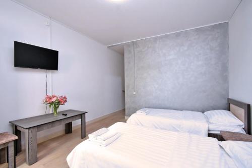 Postel nebo postele na pokoji v ubytování Runway Rooms
