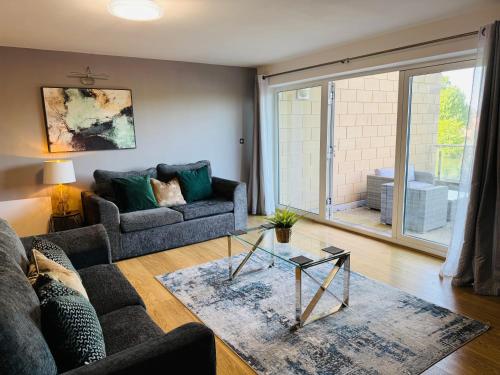 Stylish 2 Bed Apt with River Views & Parking - City Centre & Bay photo 10