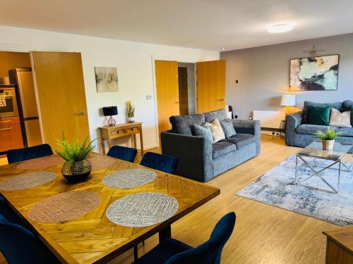 Stylish 2 Bed Apt with River Views & Parking - City Centre & Bay photo 5