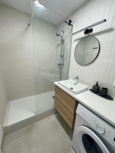 une salle de bain avec un lavabo et une machine à laver dans l'établissement Beautiful comfortable apartment, à Talence