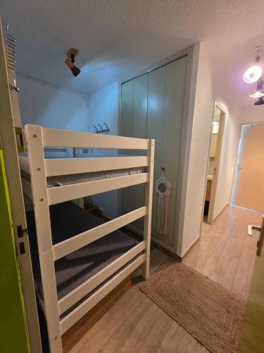 Ce lit superposé se trouve dans un dortoir avec une échelle. dans l'établissement Arena Beach Vue incroyable Plage Clim Wifi Parking, à La Grande Motte