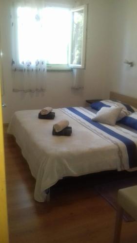 two beds sitting next to each other in a bedroom at Kuća Mare, 130m od mora in Seline