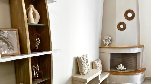 a living room with a fireplace and shelves at Oasis Centrale in Panteli