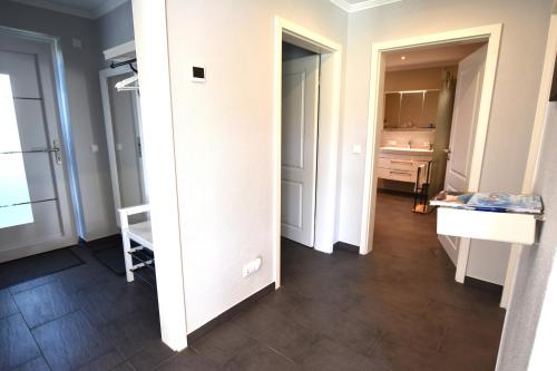 an empty room with a kitchen and a hallway at Bungalow Achtern Huus in Grube