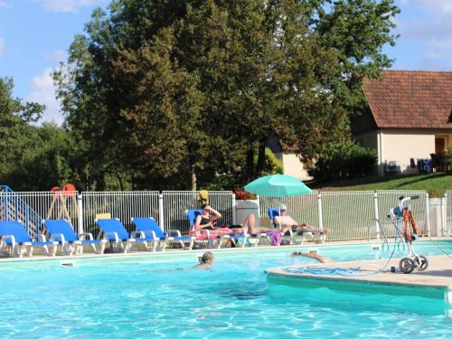 un groupe de personnes nageant dans une piscine dans l'établissement Lac Bleu nr 17, à Lacapelle-Marival