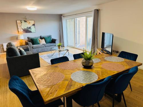 Stylish 2 Bed Apt with River Views & Parking - City Centre & Bay photo 6