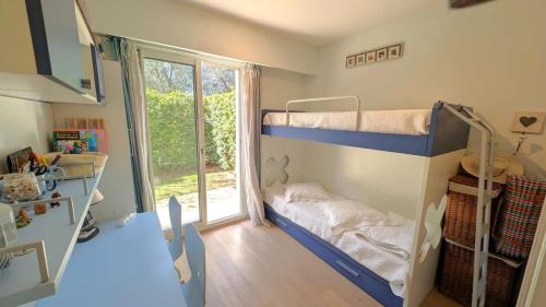 une chambre avec deux lits superposés et une fenêtre dans l'établissement Appartement avec terrasse au coeur de la nature, à Annonay