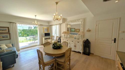 un salon avec une table et une salle à manger dans l'établissement Appartement avec terrasse au coeur de la nature, à Annonay