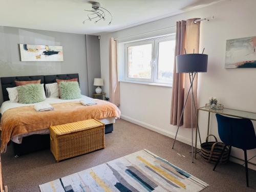Stylish 2 Bed Apt with River Views & Parking - City Centre & Bay photo 8