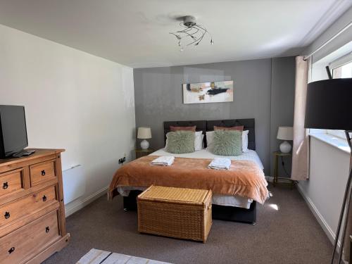 Ένα ή περισσότερα κρεβάτια σε δωμάτιο στο Spacious 2 Bed Perfect for City Centre & Bay, Pool, Gym