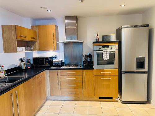 Stylish 2 Bed Apt with River Views & Parking - City Centre & Bay photo 9