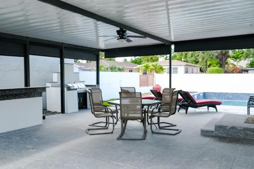 a patio with chairs and a table and a table and chairs at Miami Freedom Park Oasis by H&S in Miami